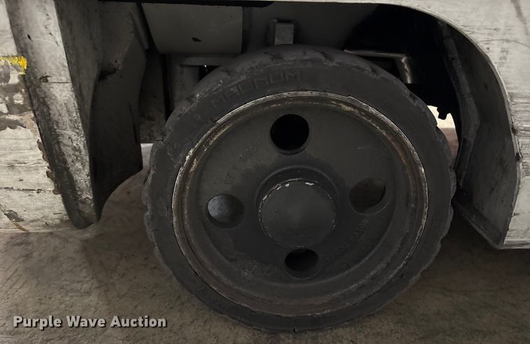 image for item ET8646 2016 UniCarriers CFS40 forklift