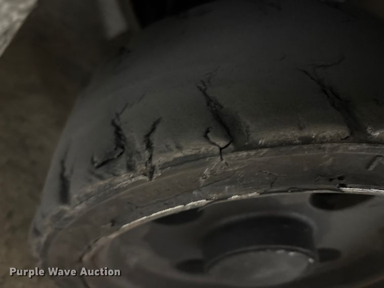 image for item ET8646 2016 UniCarriers CFS40 forklift