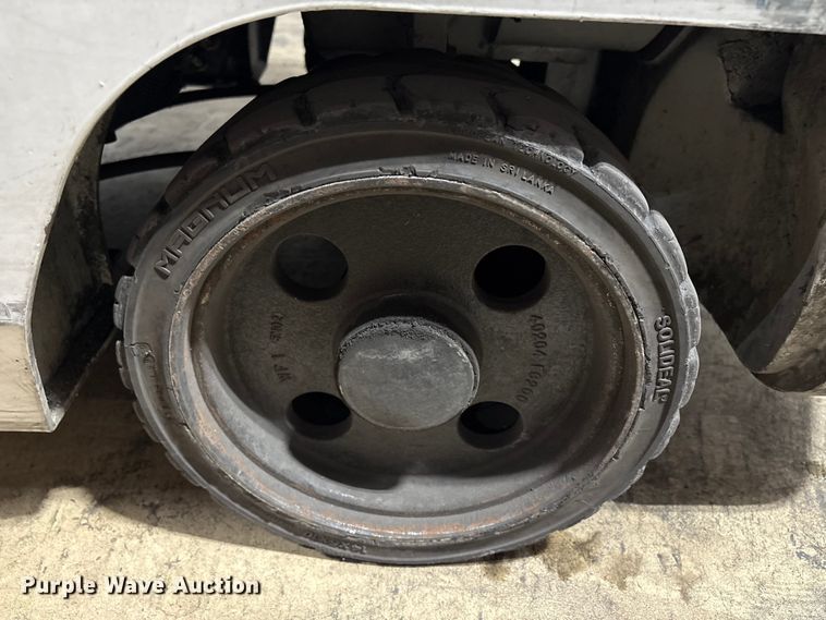 image for item ET8646 2016 UniCarriers CFS40 forklift