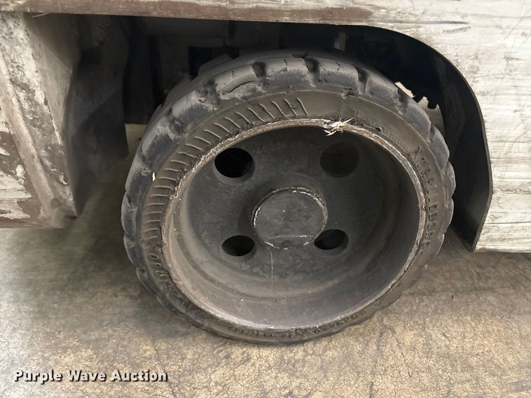 image for item ET8650 2016 UniCarriers CFS40 forklift