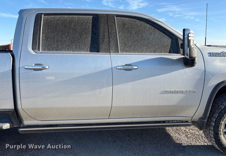 image for item EU4786 2022 Chevrolet Silverado 2500HD Crew Cab pickup truck