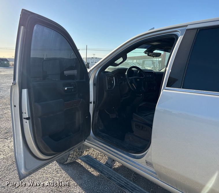 image for item EU4786 2022 Chevrolet Silverado 2500HD Crew Cab pickup truck