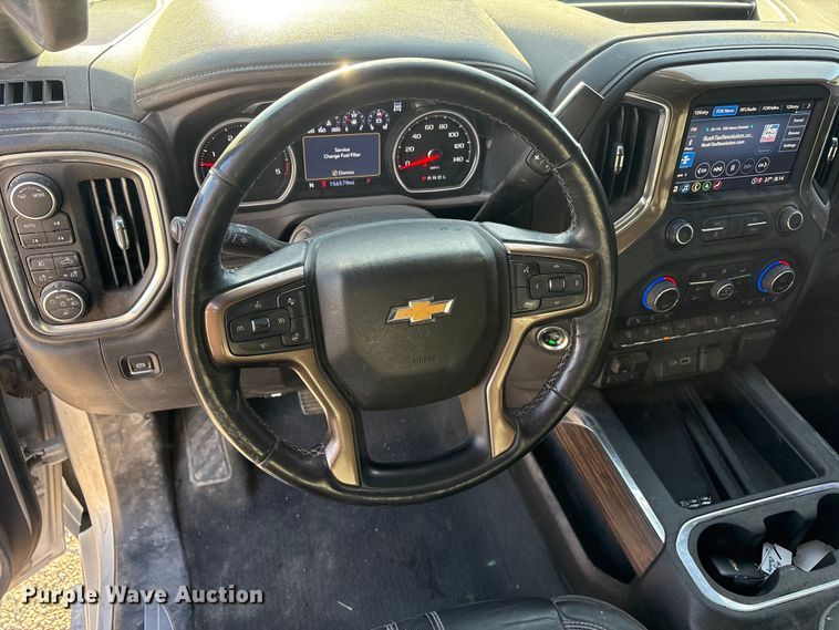 image for item EU4786 2022 Chevrolet Silverado 2500HD Crew Cab pickup truck