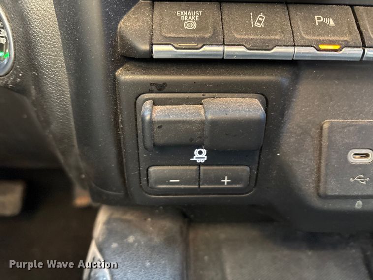 image for item EU4786 2022 Chevrolet Silverado 2500HD Crew Cab pickup truck