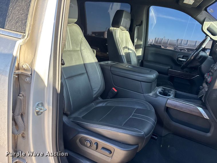 image for item EU4786 2022 Chevrolet Silverado 2500HD Crew Cab pickup truck