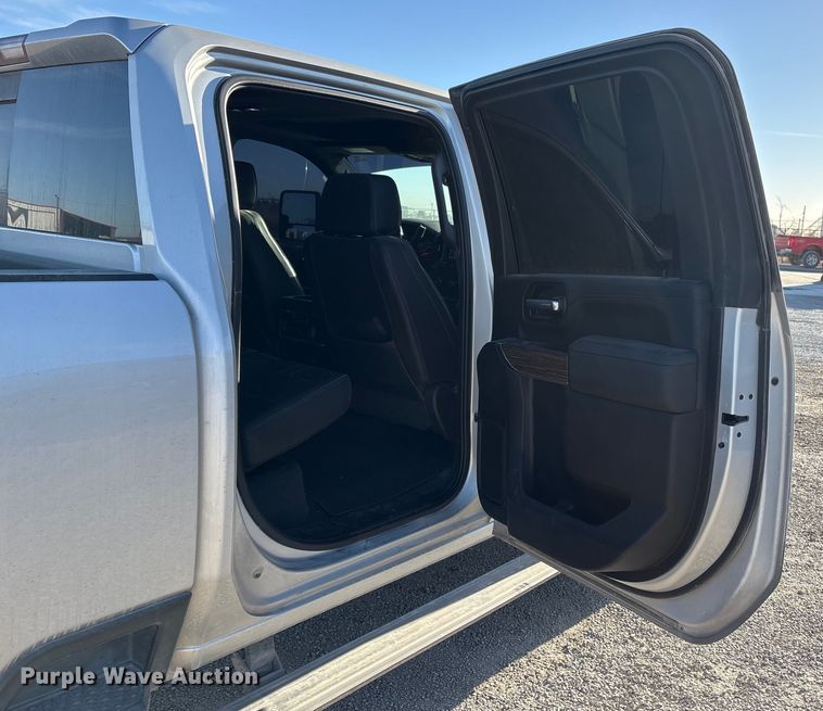 image for item EU4786 2022 Chevrolet Silverado 2500HD Crew Cab pickup truck