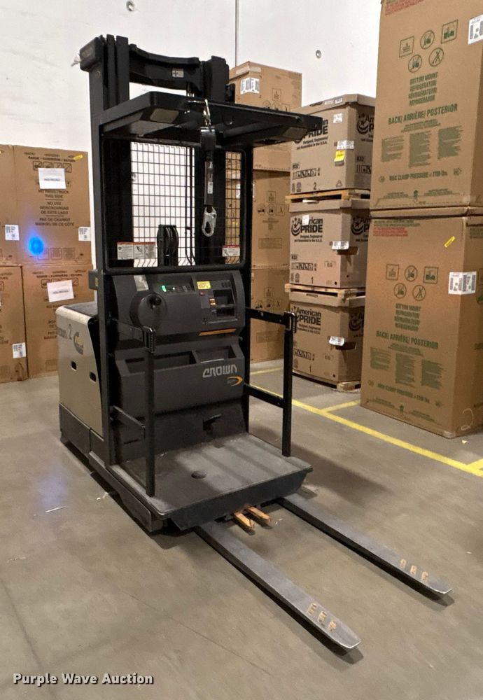 image for item EU4788 2017 Crown SP3520-30 order picker