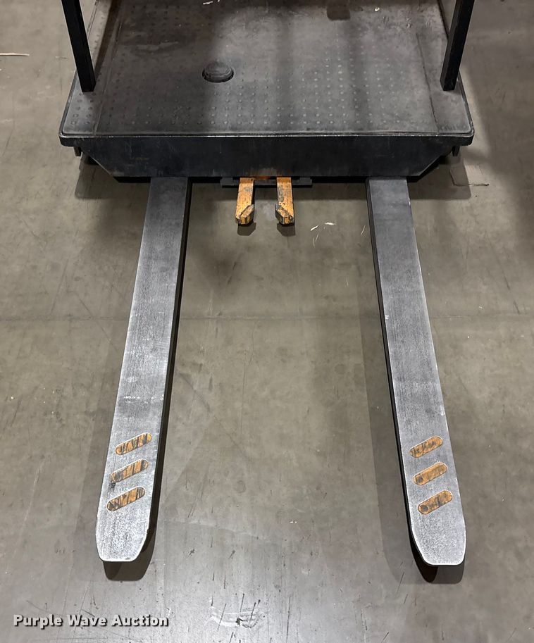 image for item EU4788 2017 Crown SP3520-30 order picker