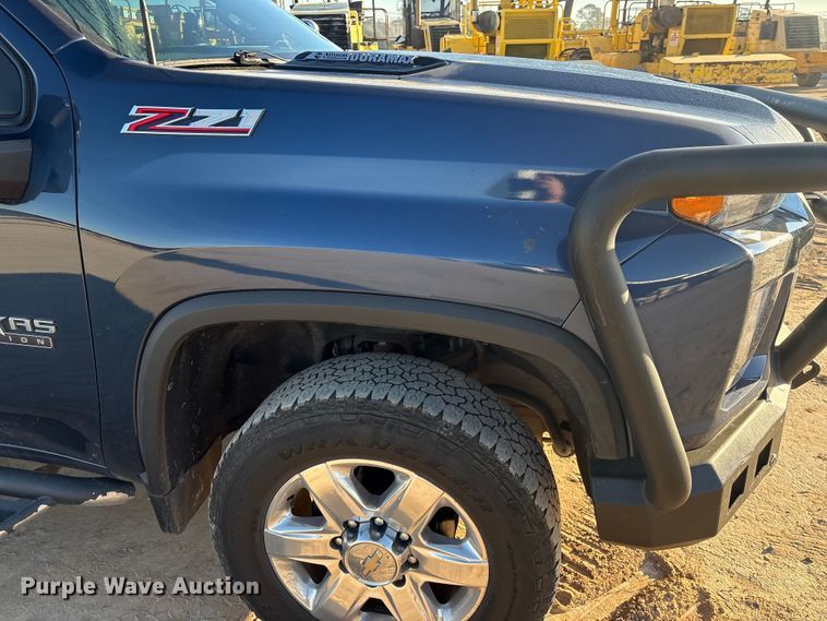 image for item EU7329 2022 Chevrolet Silverado 3500HD Crew Cab pickup truck