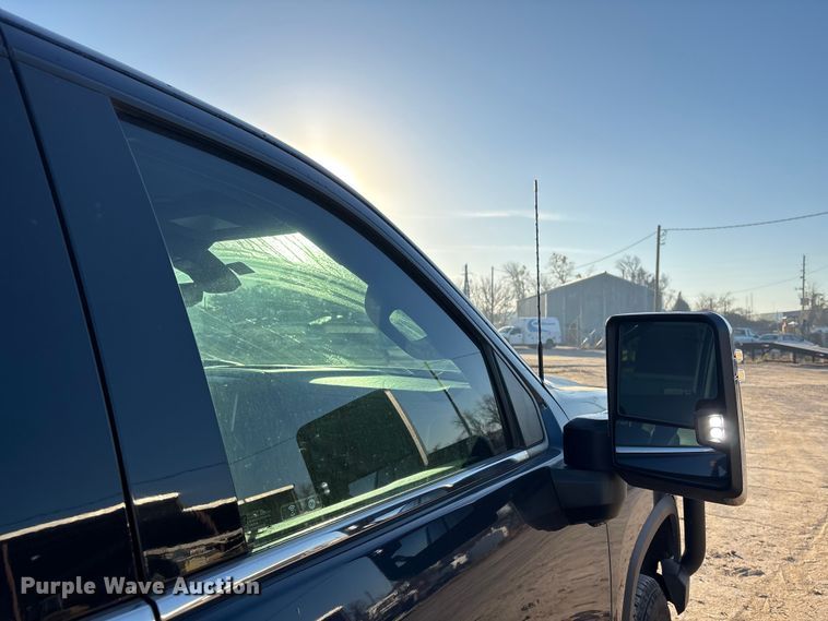 image for item EU7329 2022 Chevrolet Silverado 3500HD Crew Cab pickup truck