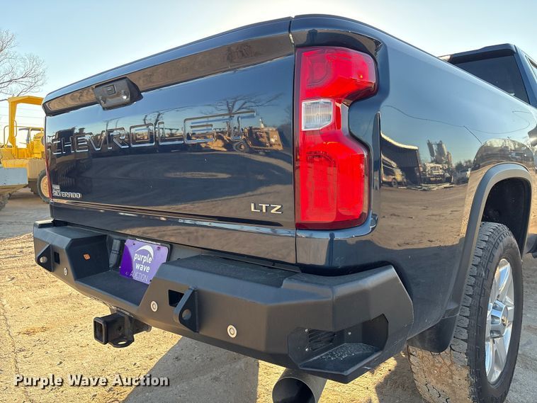 image for item EU7329 2022 Chevrolet Silverado 3500HD Crew Cab pickup truck