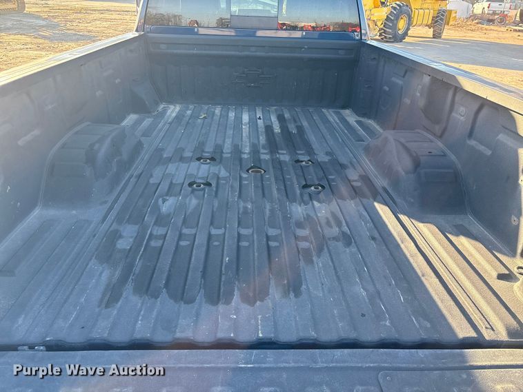 image for item EU7329 2022 Chevrolet Silverado 3500HD Crew Cab pickup truck