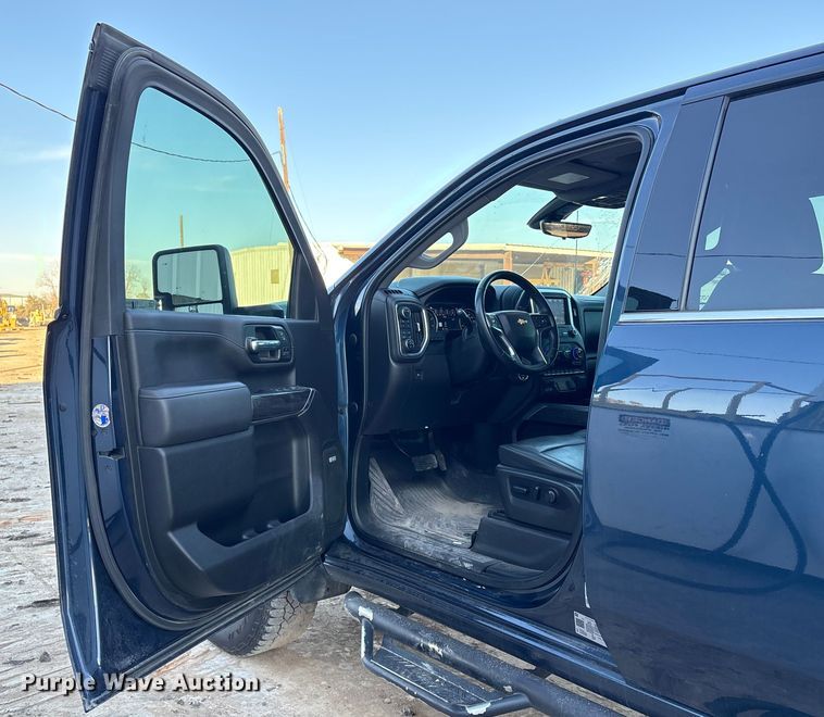 image for item EU7329 2022 Chevrolet Silverado 3500HD Crew Cab pickup truck