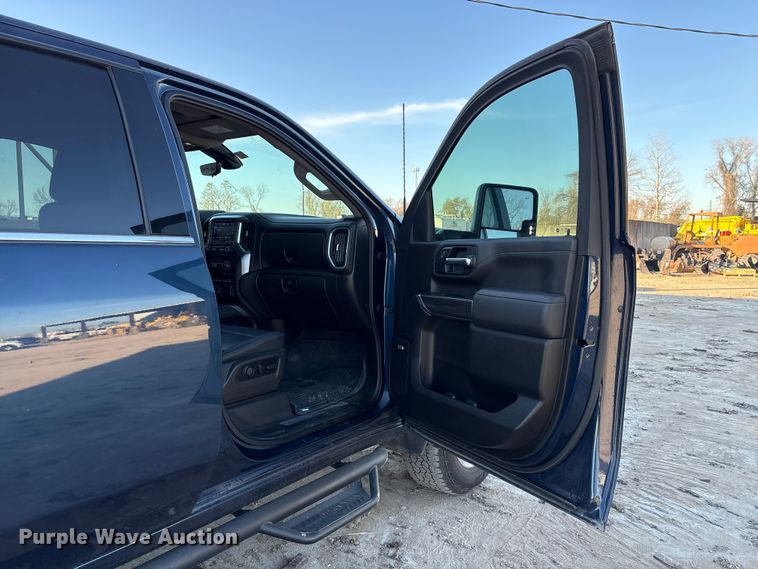 image for item EU7329 2022 Chevrolet Silverado 3500HD Crew Cab pickup truck