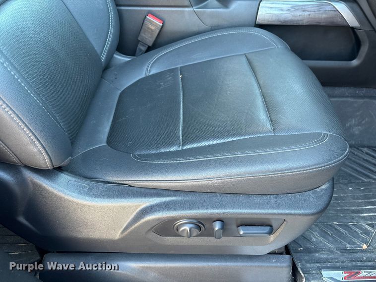 image for item EU7329 2022 Chevrolet Silverado 3500HD Crew Cab pickup truck