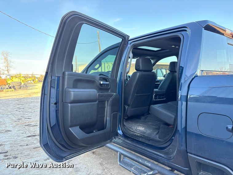 image for item EU7329 2022 Chevrolet Silverado 3500HD Crew Cab pickup truck