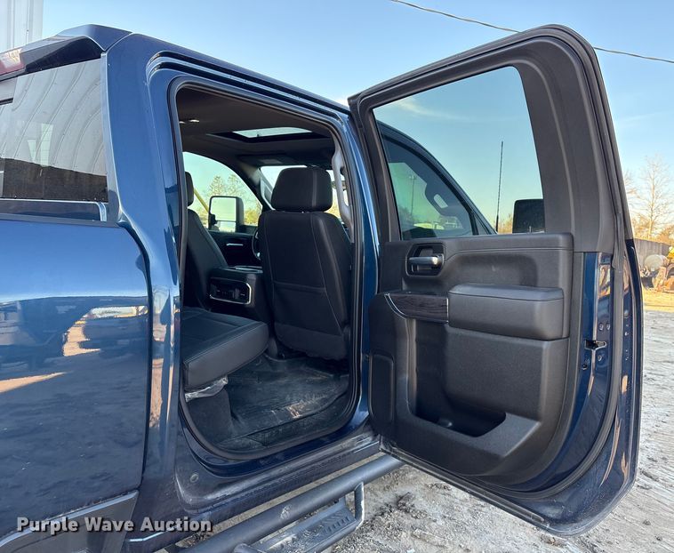 image for item EU7329 2022 Chevrolet Silverado 3500HD Crew Cab pickup truck
