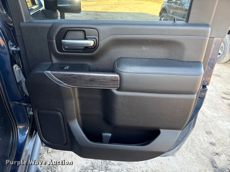 image for item EU7329 2022 Chevrolet Silverado 3500HD Crew Cab pickup truck