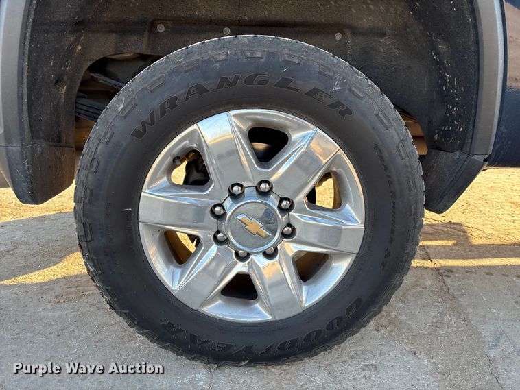 image for item EU7329 2022 Chevrolet Silverado 3500HD Crew Cab pickup truck