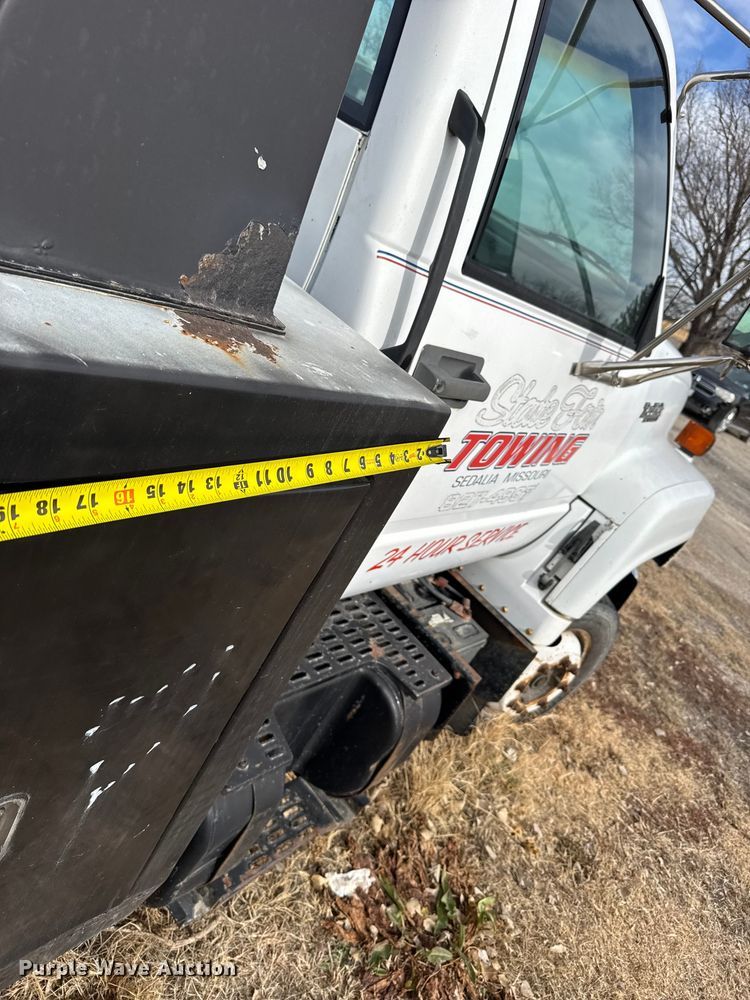 image for item FB0569 1996 GMC C6 tow truck