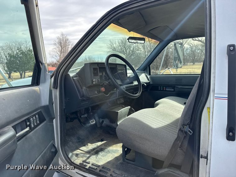 image for item FB0569 1996 GMC C6 tow truck