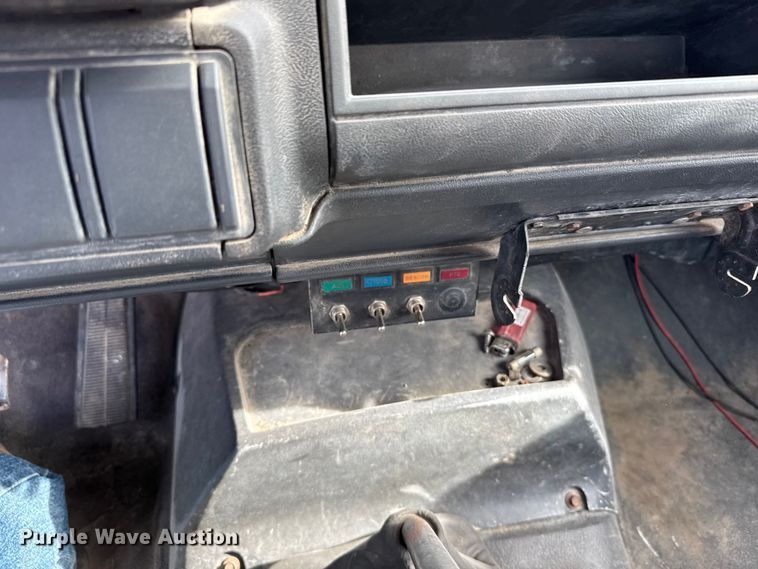 image for item FB0569 1996 GMC C6 tow truck