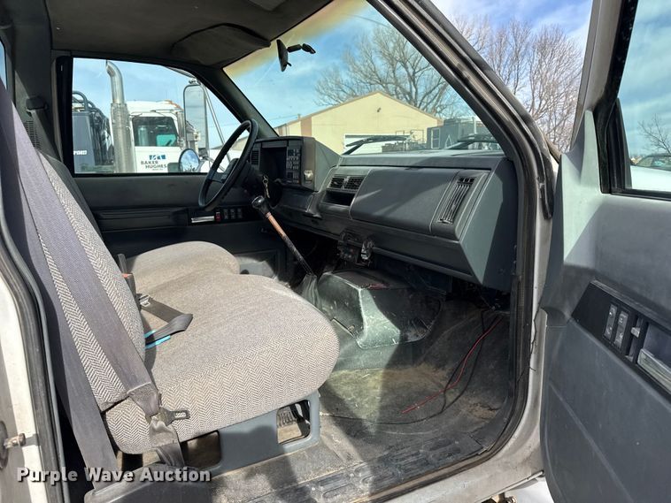 image for item FB0569 1996 GMC C6 tow truck