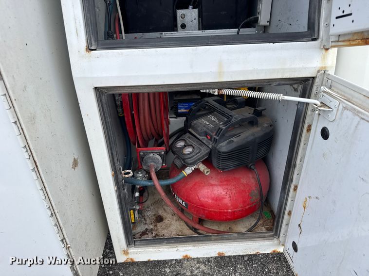 image for item FB0571 2017 Ford F550 utility / service truck