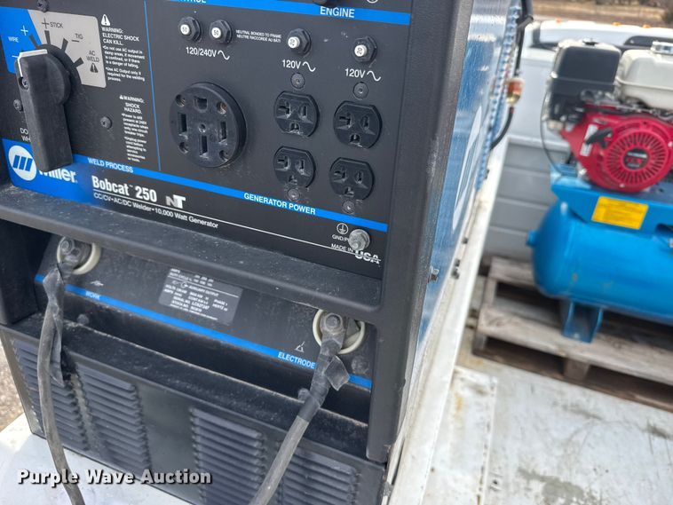 image for item FB0571 2017 Ford F550 utility / service truck