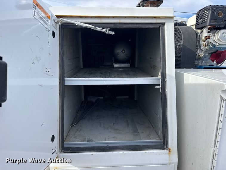 image for item FB0571 2017 Ford F550 utility / service truck