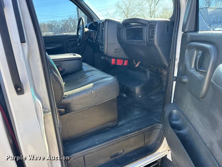 image for item FB0726 2007 GMC C5500 pickup truck