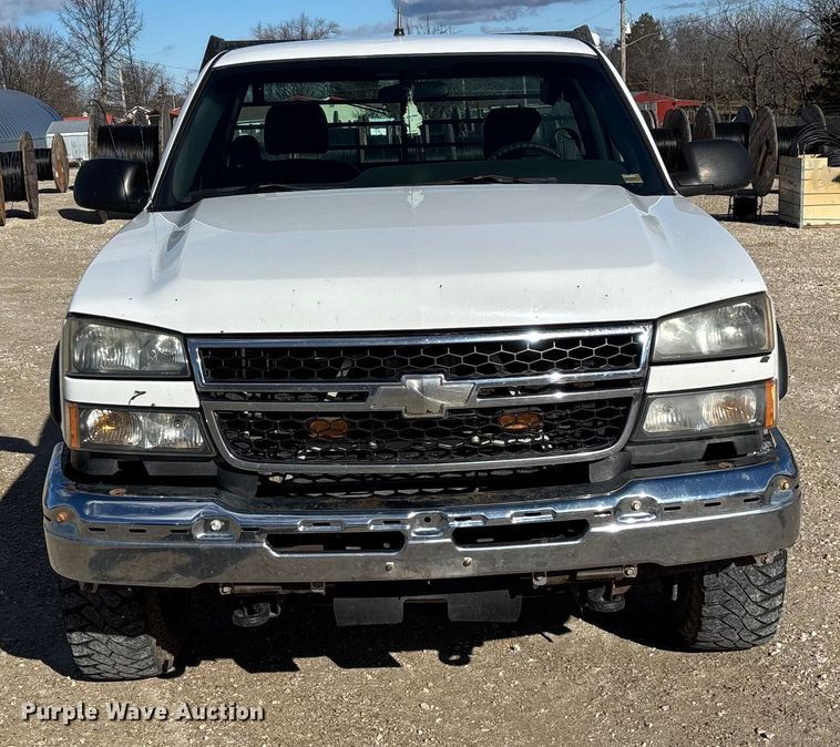 image for item FG0014 2007 Chevrolet Silverado 2500HD flatbed pickup truck