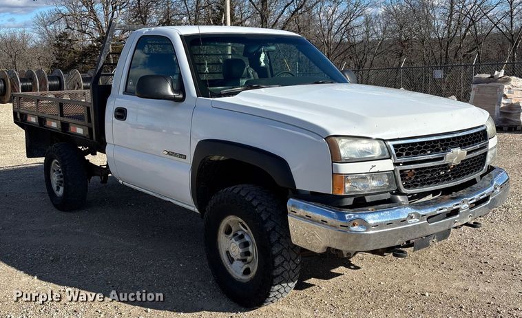 image for item FG0014 2007 Chevrolet Silverado 2500HD flatbed pickup truck