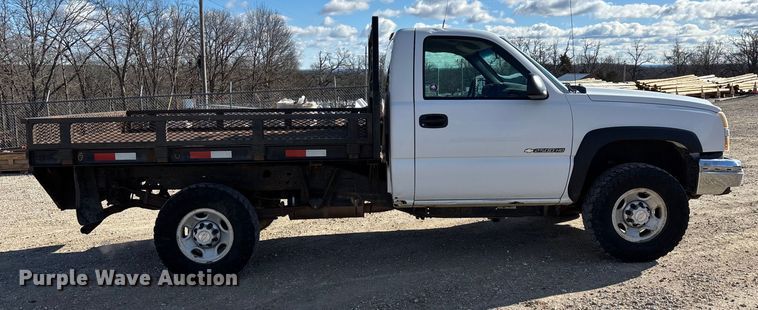 image for item FG0014 2007 Chevrolet Silverado 2500HD flatbed pickup truck