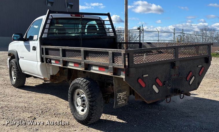 image for item FG0014 2007 Chevrolet Silverado 2500HD flatbed pickup truck