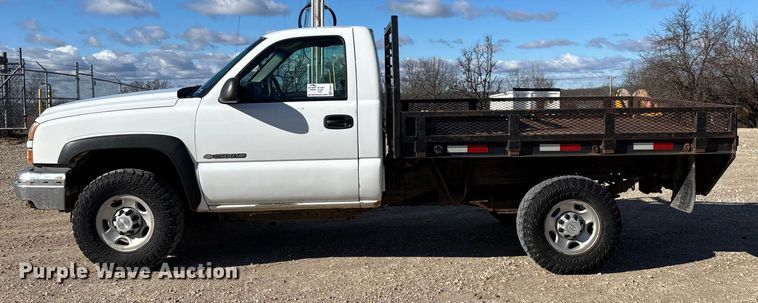 image for item FG0014 2007 Chevrolet Silverado 2500HD flatbed pickup truck