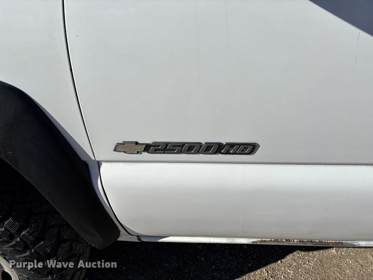 image for item FG0014 2007 Chevrolet Silverado 2500HD flatbed pickup truck