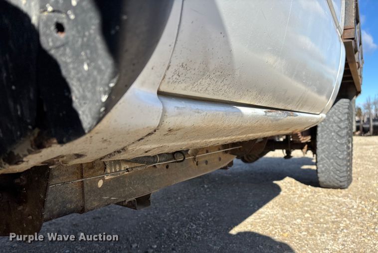 image for item FG0014 2007 Chevrolet Silverado 2500HD flatbed pickup truck