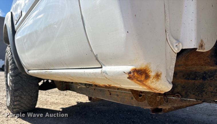 image for item FG0014 2007 Chevrolet Silverado 2500HD flatbed pickup truck