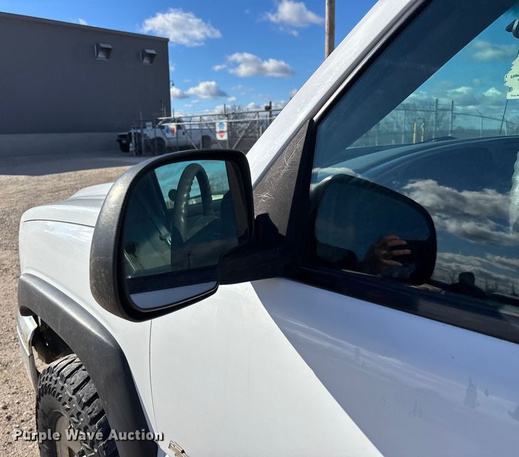 image for item FG0014 2007 Chevrolet Silverado 2500HD flatbed pickup truck