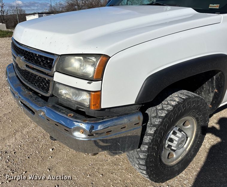 image for item FG0014 2007 Chevrolet Silverado 2500HD flatbed pickup truck