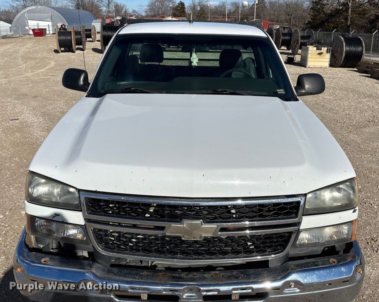 image for item FG0014 2007 Chevrolet Silverado 2500HD flatbed pickup truck