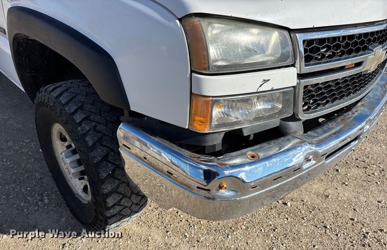 image for item FG0014 2007 Chevrolet Silverado 2500HD flatbed pickup truck