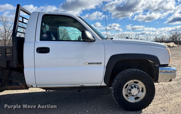 image for item FG0014 2007 Chevrolet Silverado 2500HD flatbed pickup truck