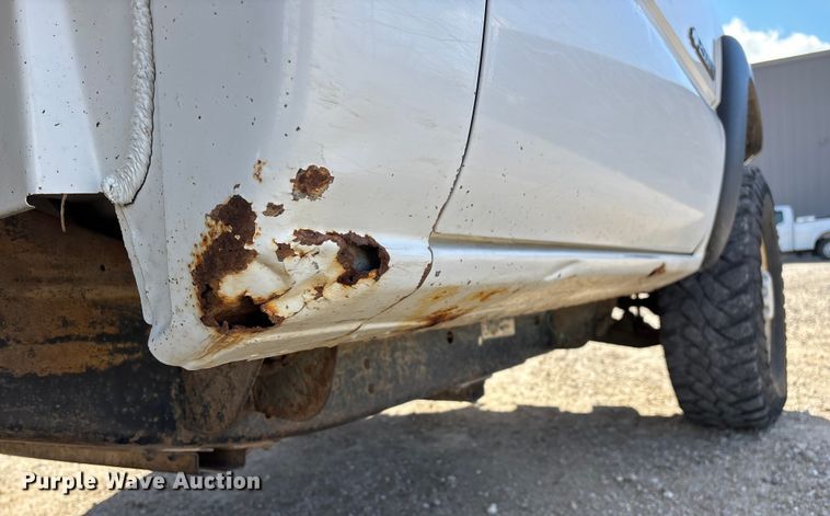 image for item FG0014 2007 Chevrolet Silverado 2500HD flatbed pickup truck