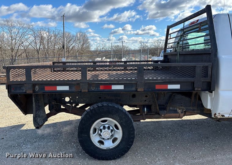 image for item FG0014 2007 Chevrolet Silverado 2500HD flatbed pickup truck