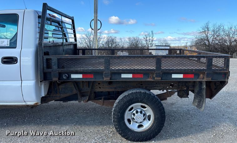 image for item FG0014 2007 Chevrolet Silverado 2500HD flatbed pickup truck