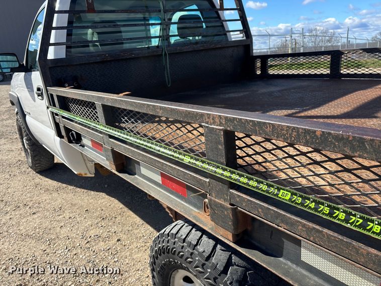 image for item FG0014 2007 Chevrolet Silverado 2500HD flatbed pickup truck