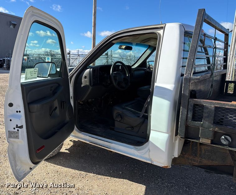 image for item FG0014 2007 Chevrolet Silverado 2500HD flatbed pickup truck