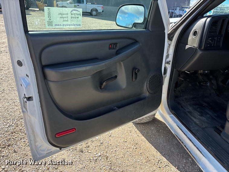 image for item FG0014 2007 Chevrolet Silverado 2500HD flatbed pickup truck